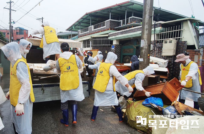 전라남도교육청 직원들 담양읍 담주리 폭우 피해 현장 복구작업 사진.