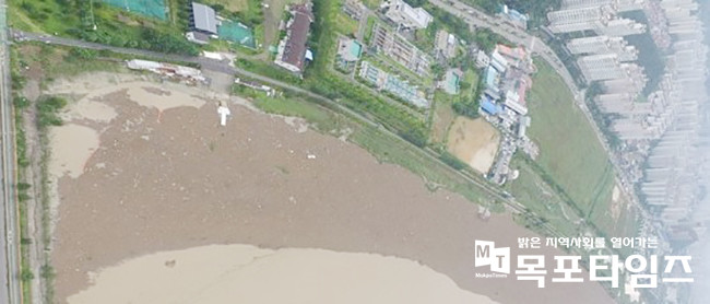영산강 하구에 쌓인 수해쓰레기(8월 11일 사진)