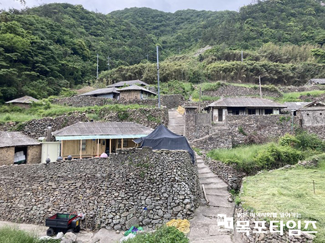 전남 신안군이 신안 섬 담장 등록문화재 추가 지정을 추진한다. 사진은 신안군 도초도 우이도리 예리마을.