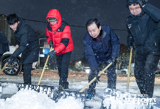 박홍률 목포시장과 목포시 직원들이 주말 휴일을 반납하고 제설작업에 총력을 펼쳤다.
