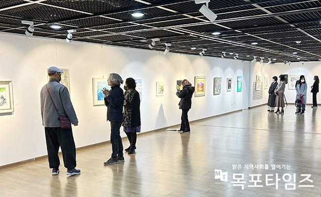 전남 교육가족이 서양화, 한국화, 조소, 디자인 등 다양한 미술작품을 한 자리에서 만날 수 있는 전시회가 마련된다.