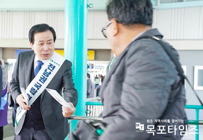 박홍률 목포시장은 윤석열 대통령의 전남 의대 신설 추진 약속에 환영의 입장을 밝혔다.
