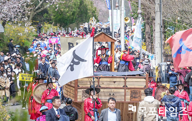 성황리에 마무리된 유달산 봄축제에서 펼쳐진 있는 만호수군 퍼레이드.