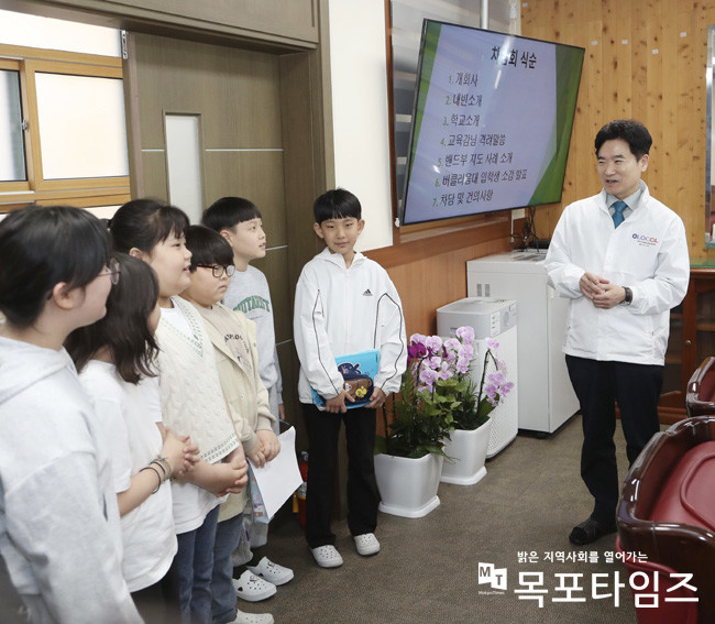 12일 화순만연초등학교를 찾은 김대중 교육감이 밴드부 학생들과 담소를 나누고 있다.