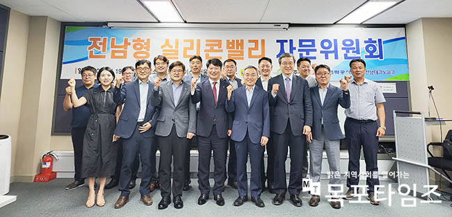 전라남도는 19일 서울에서, 국내 최초로 전면적 네거티브 규제를 도입하는 ‘글로벌 혁신 특구’를 유치해 ‘전남형 실리콘밸리’를 조성하기 위한 자문위원회를 열어 에너지신산업 규제자유특구 고도화 방안을 논의했다.