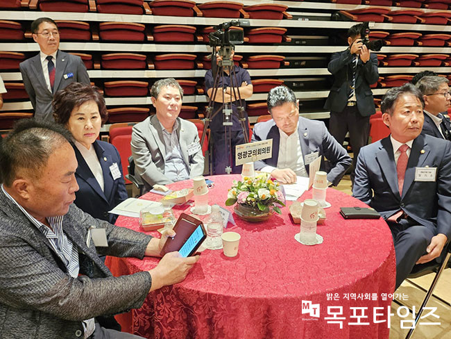 영광군의회 의원들이 대한민국시군자치구의회의장협의회 제252차 시·도 대표회의에 참석하여 축하하고 있다.